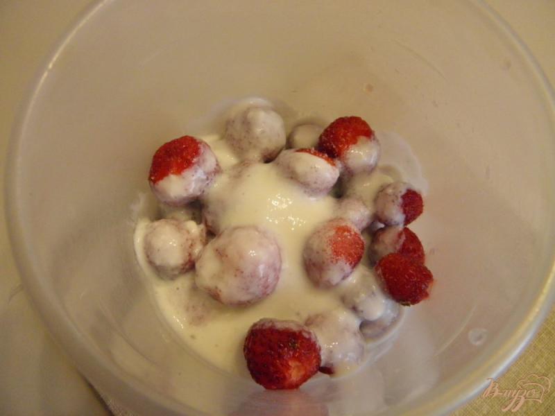 Фото приготовление рецепта: Йогурт с клубникой на завтрак шаг №2