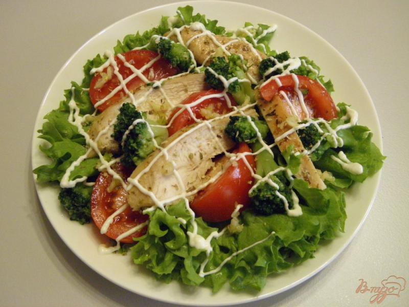 Фото приготовление рецепта: Салат с курицей и брокколи шаг №7