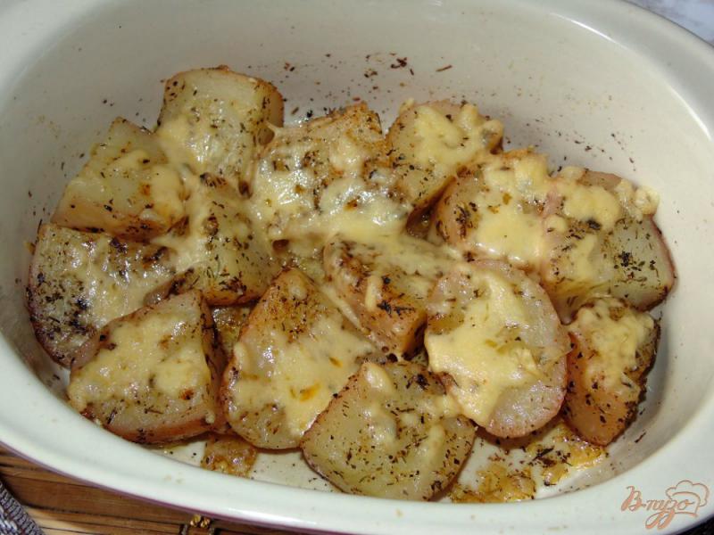 Фото приготовление рецепта: Ароматный картофель запеченный под сыром шаг №5