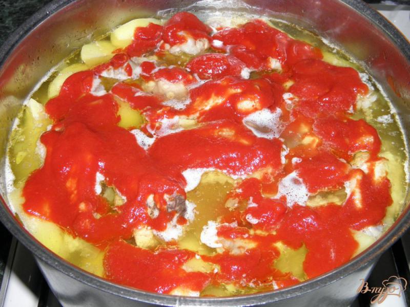 Фото приготовление рецепта: Крылышки с картошкой и томатной пастой шаг №4