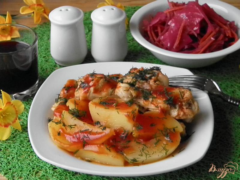Фото приготовление рецепта: Крылышки с картошкой и томатной пастой шаг №6