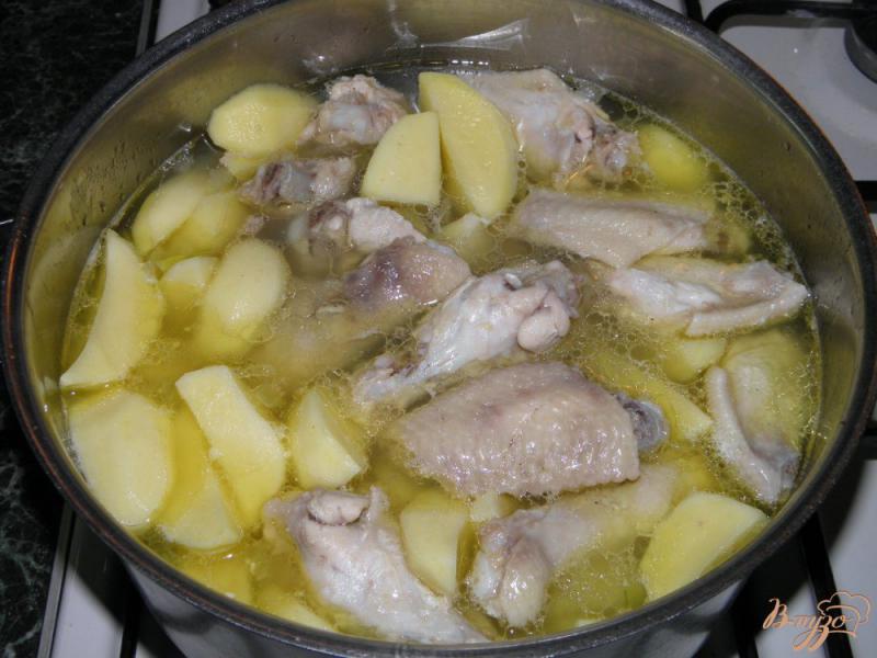 Фото приготовление рецепта: Крылышки с картошкой и томатной пастой шаг №3