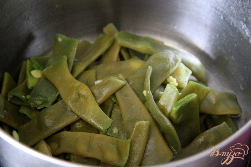 Фото приготовление рецепта: Зеленая фасоль с помидами и яйцами шаг №1