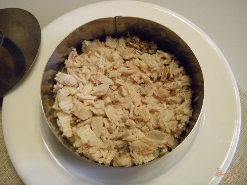 Фото приготовление рецепта: Слоеный салат с курицей и жареными грибами шаг №4