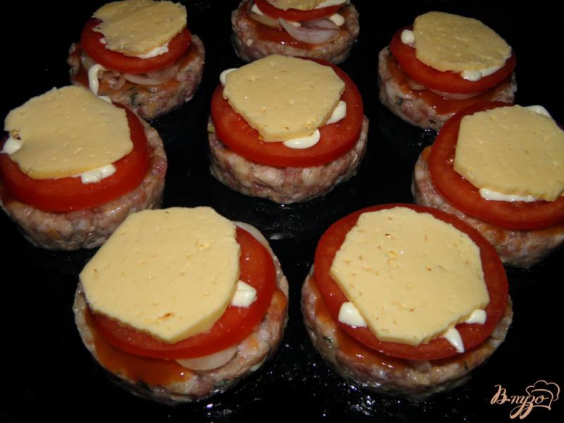 Фото приготовление рецепта: Котлеты с  помидорами под сырной шапочкой шаг №5