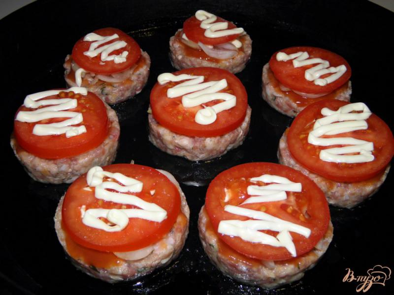Фото приготовление рецепта: Котлеты с  помидорами под сырной шапочкой шаг №4