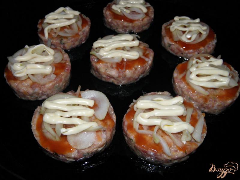 Фото приготовление рецепта: Котлеты с  помидорами под сырной шапочкой шаг №3