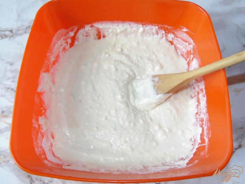Фото приготовление рецепта: Творожный пирог с черносливом и изюмом шаг №2