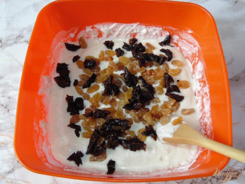 Фото приготовление рецепта: Творожный пирог с черносливом и изюмом шаг №3