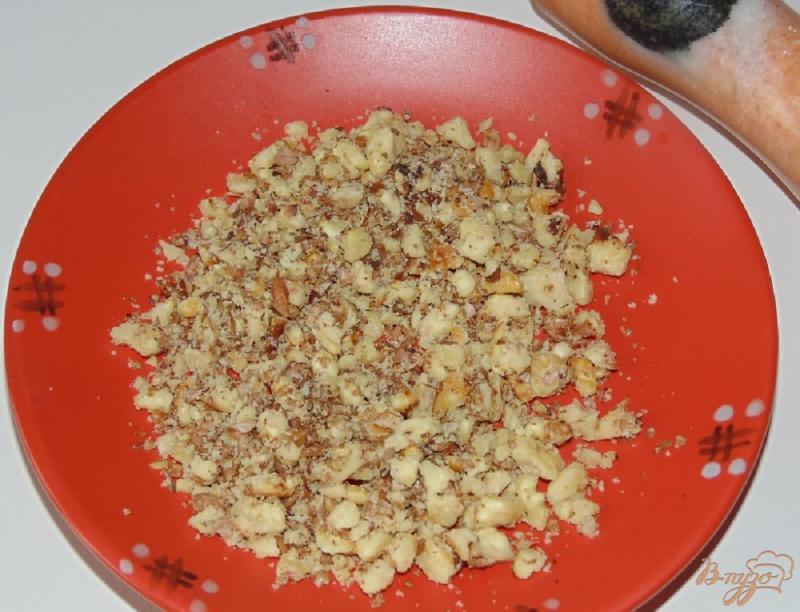 Фото приготовление рецепта: Свекольный салат с грибами и орешками шаг №3