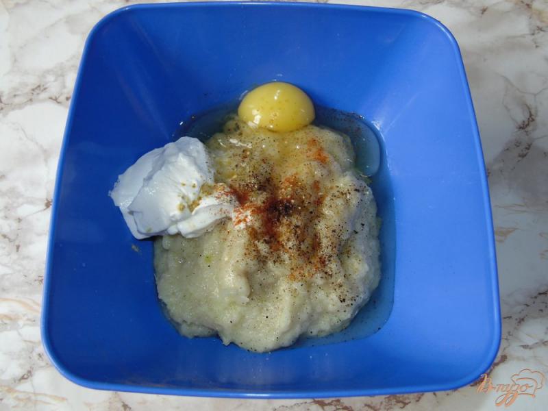 Фото приготовление рецепта: Куриные оладьи с болгарским перцем шаг №3