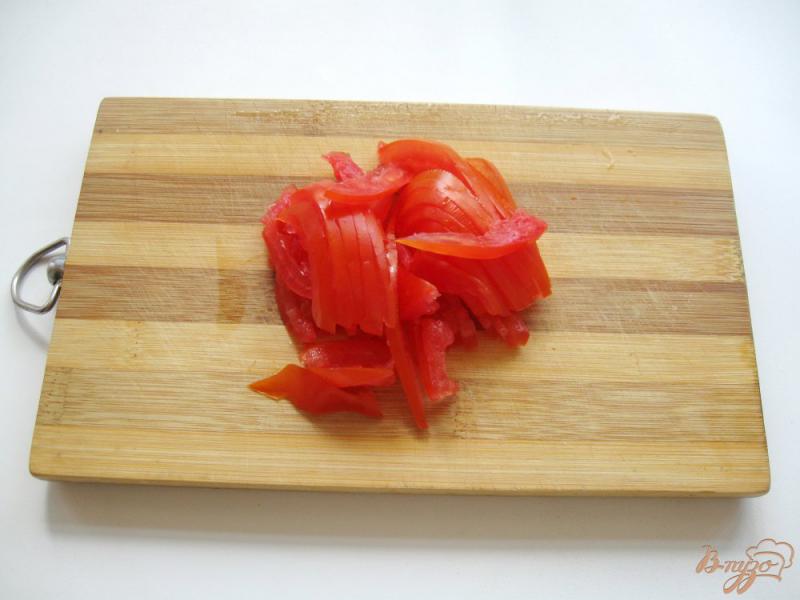 Фото приготовление рецепта: Салат из помидор с крабовым мясом и кукурузой шаг №2