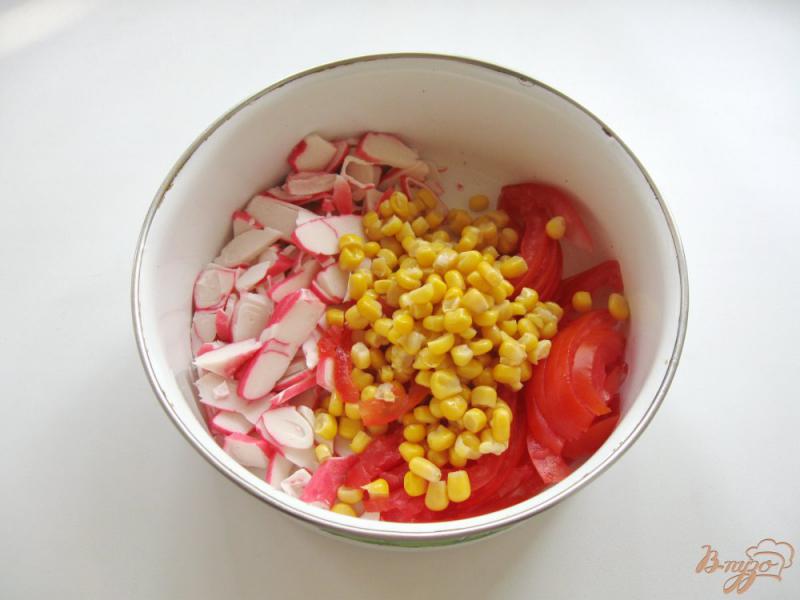 Фото приготовление рецепта: Салат из помидор с крабовым мясом и кукурузой шаг №4