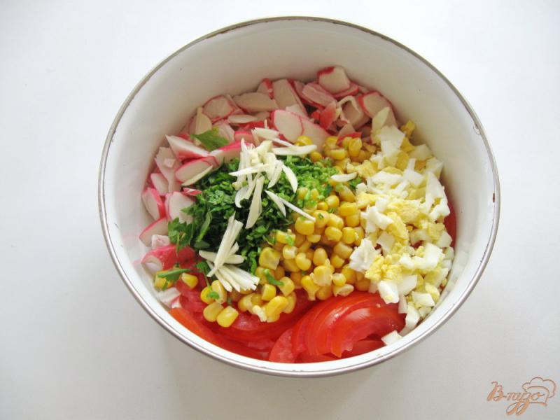 Фото приготовление рецепта: Салат из помидор с крабовым мясом и кукурузой шаг №5