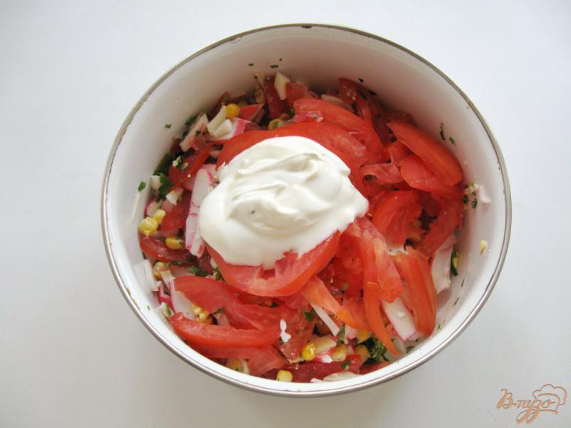 Фото приготовление рецепта: Салат из помидор с крабовым мясом и кукурузой шаг №6