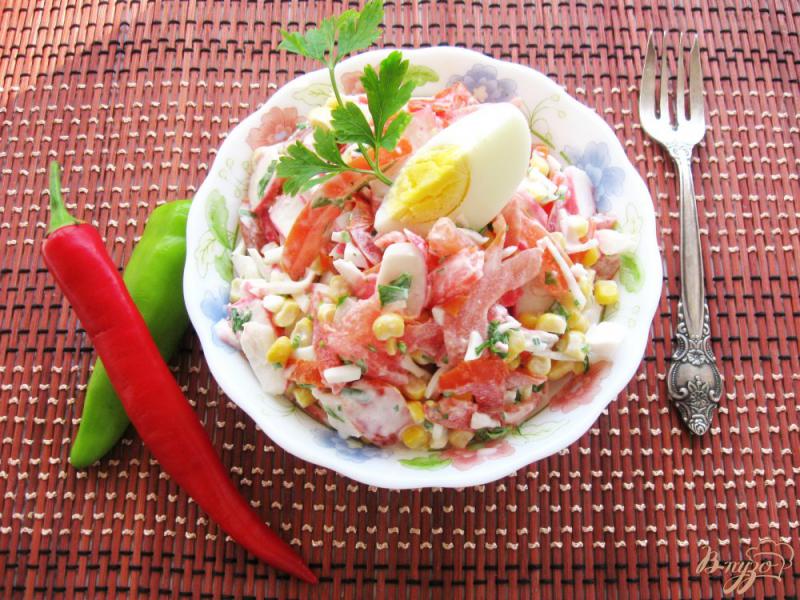Фото приготовление рецепта: Салат из помидор с крабовым мясом и кукурузой шаг №7