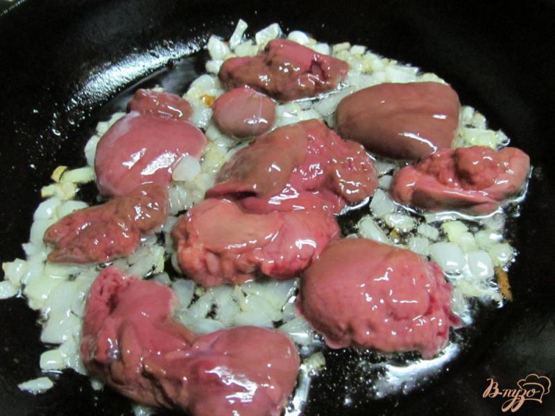 Фото приготовление рецепта: Куриная печень с красным перцем под соевым соусом шаг №3