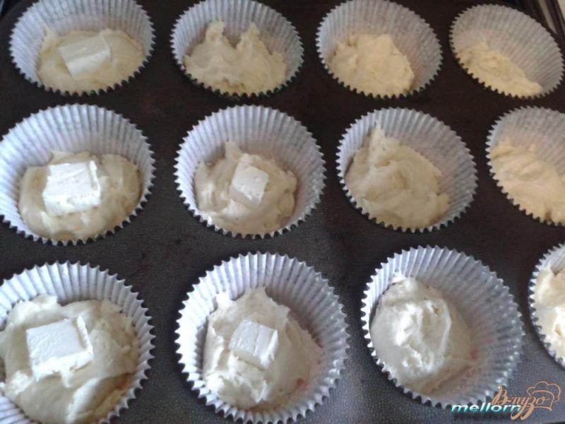 Фото приготовление рецепта: Кексы на сливках с брынзой шаг №4
