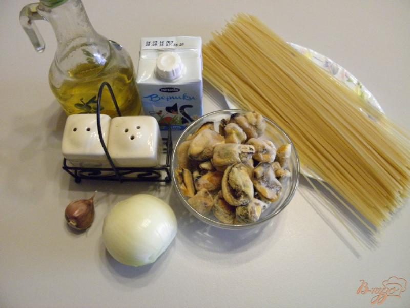 Фото приготовление рецепта: Паста с морепродуктами в нежном соусе шаг №1