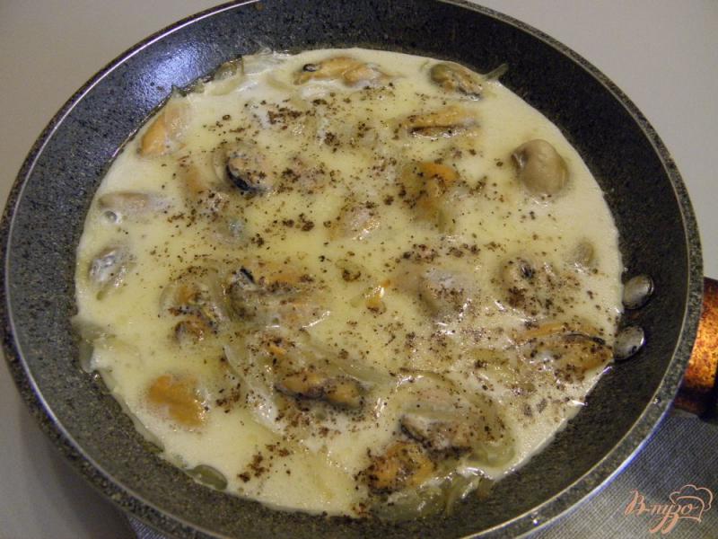 Фото приготовление рецепта: Паста с морепродуктами в нежном соусе шаг №3