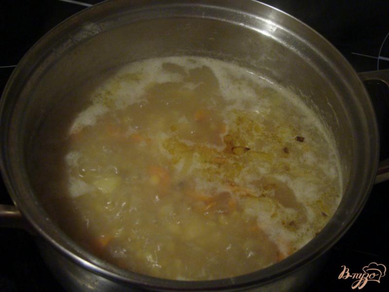 Фото приготовление рецепта: Густой гороховый суп с мясными косточками шаг №7