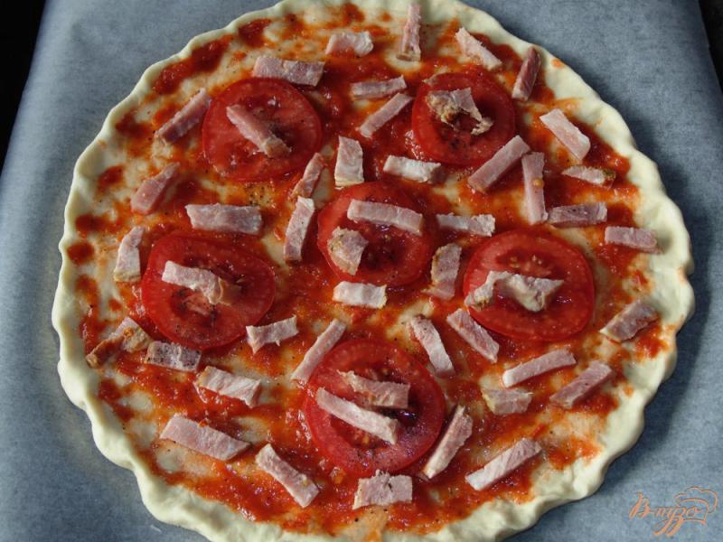 Фото приготовление рецепта: Пицца с бужениной и помидорами шаг №3