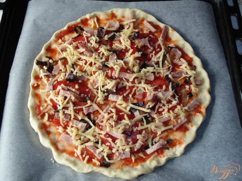 Фото приготовление рецепта: Пицца с бужениной и помидорами шаг №5