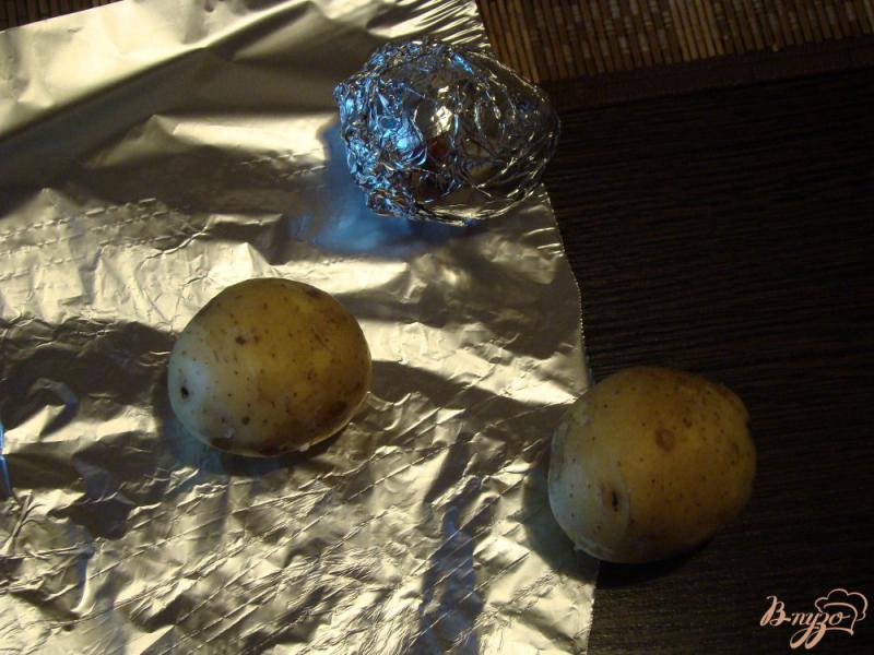 Фото приготовление рецепта: Запеченый картофель с йогуртовым соусом и жареным сыром шаг №1