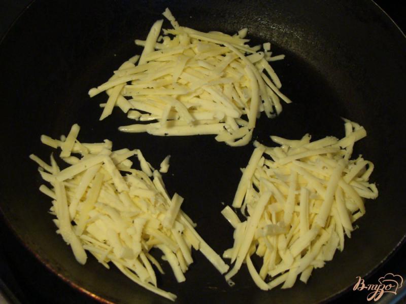 Фото приготовление рецепта: Запеченый картофель с йогуртовым соусом и жареным сыром шаг №5
