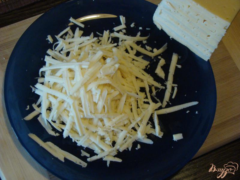 Фото приготовление рецепта: Запеченый картофель с йогуртовым соусом и жареным сыром шаг №4