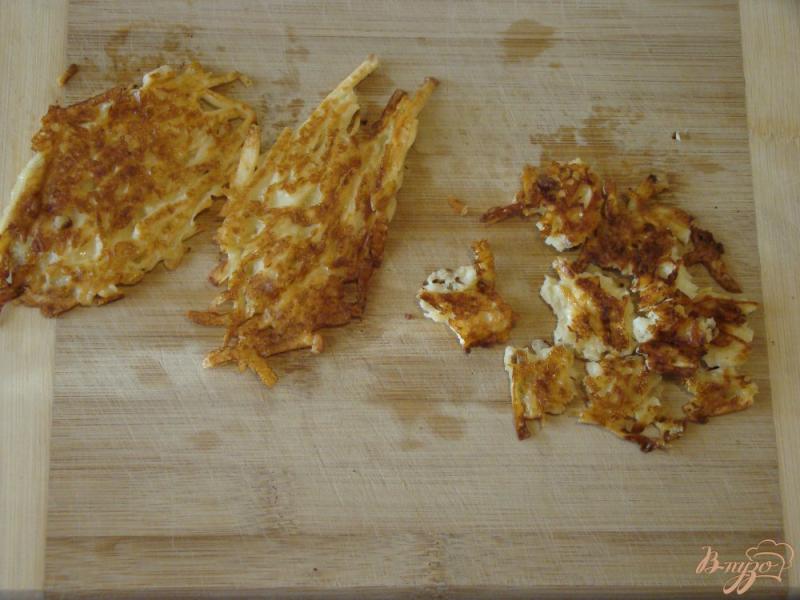 Фото приготовление рецепта: Запеченый картофель с йогуртовым соусом и жареным сыром шаг №6