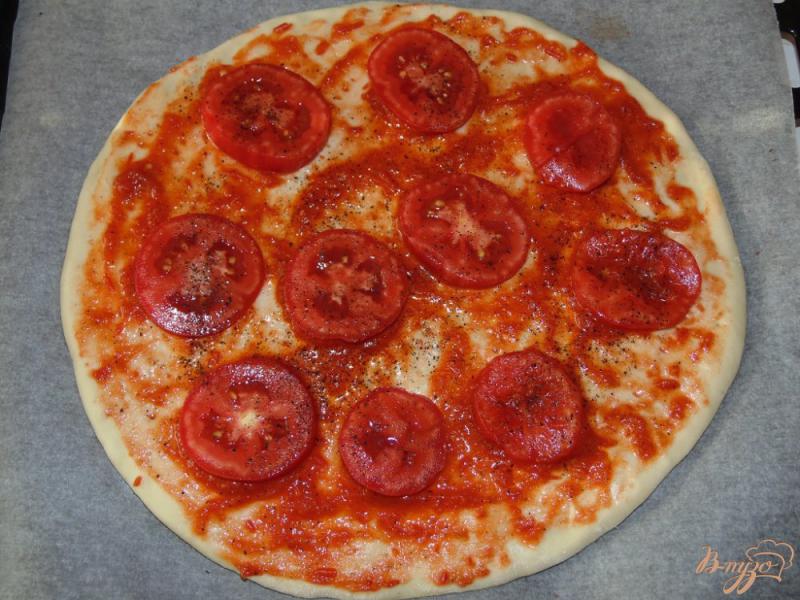 Фото приготовление рецепта: Пицца с помидорами, зелеными оливками и свежим базиликом шаг №2