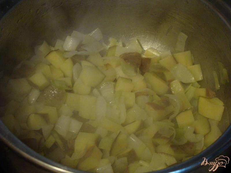 Фото приготовление рецепта: Картофельный суп с кукурузой шаг №3