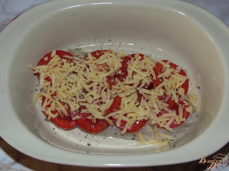Фото приготовление рецепта: Нототения запеченная под помидорами с сыром шаг №4