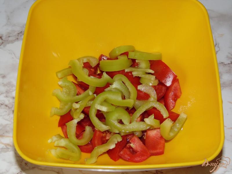 Фото приготовление рецепта: Овощной салат с черной фасолью и куриными желудками шаг №4
