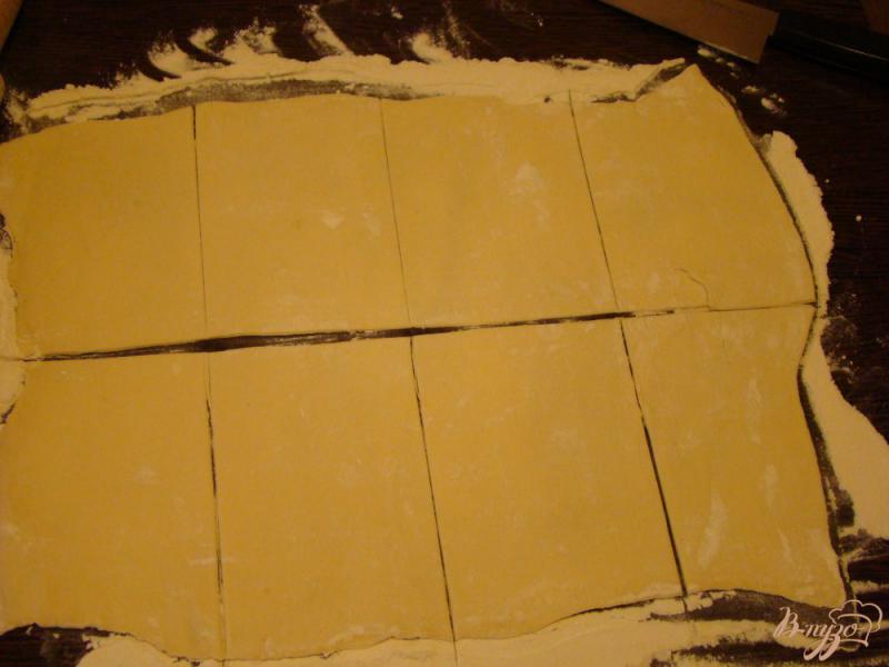 Фото приготовление рецепта: Пирожки с творогом и изюмом шаг №3