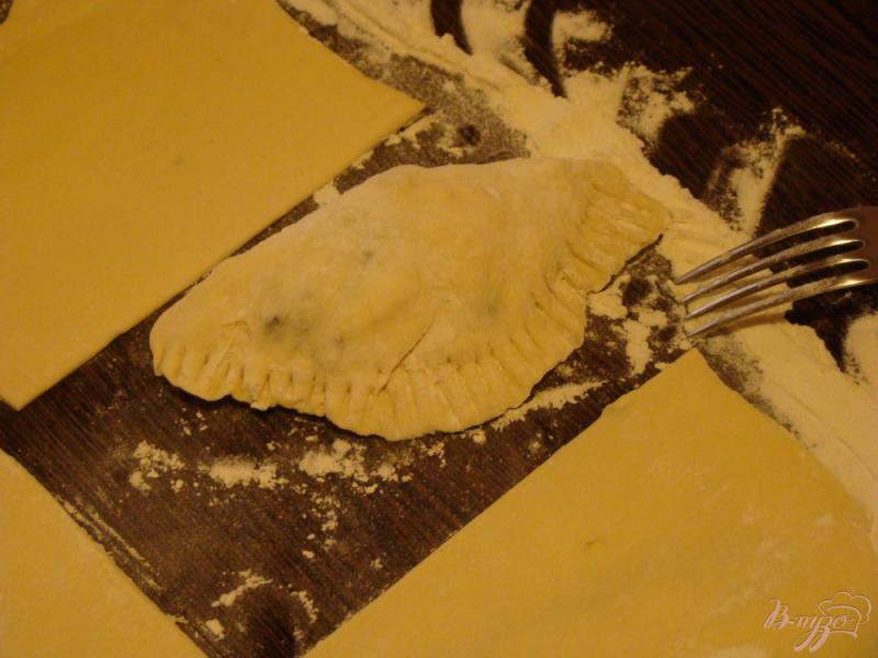 Фото приготовление рецепта: Пирожки с творогом и изюмом шаг №6