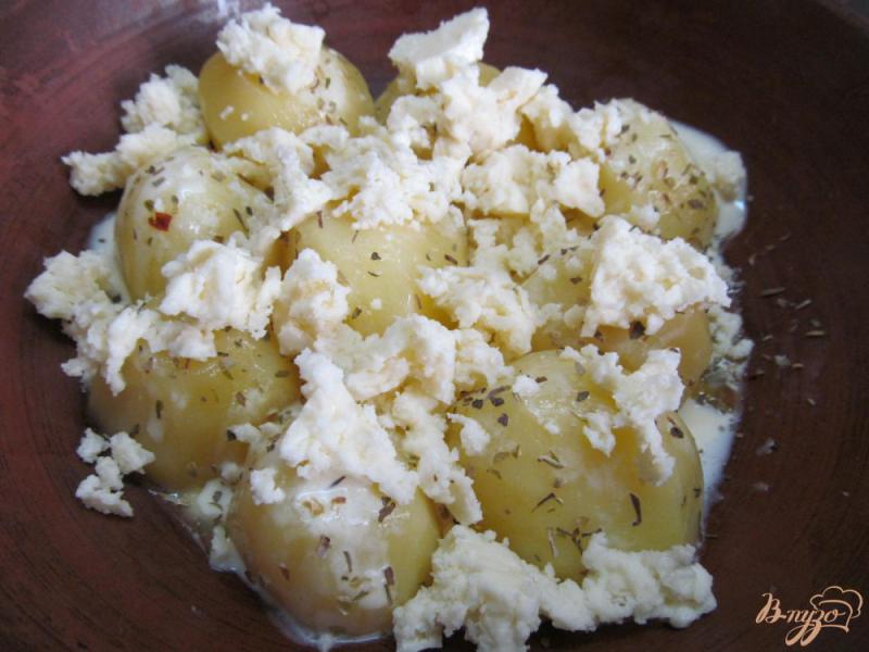 Фото приготовление рецепта: Запеченный картофель под брынзой шаг №4