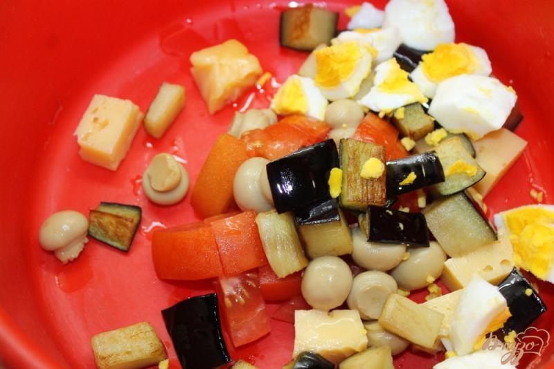 Фото приготовление рецепта: Салат с баклажанами, сыром и яйцом шаг №5