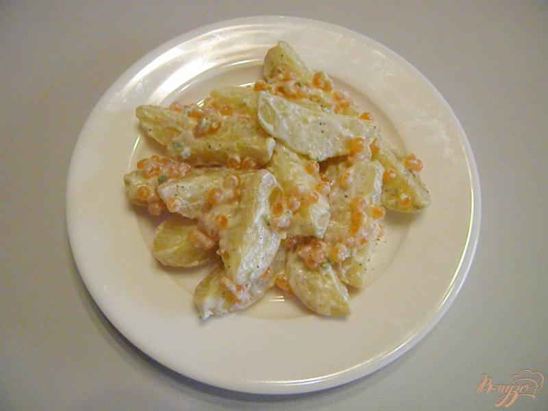 Фото приготовление рецепта: Картофельный салат с красной икрой шаг №4
