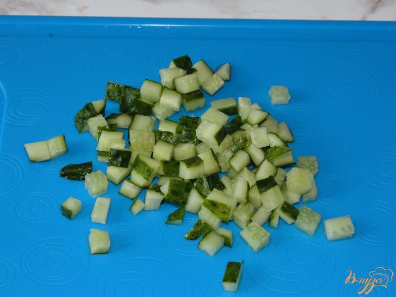 Фото приготовление рецепта: Салат с отварной кукурузой и зелеными оливками шаг №3
