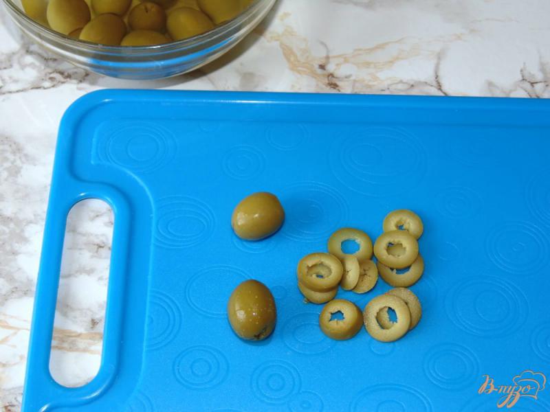 Фото приготовление рецепта: Салат с отварной кукурузой и зелеными оливками шаг №4