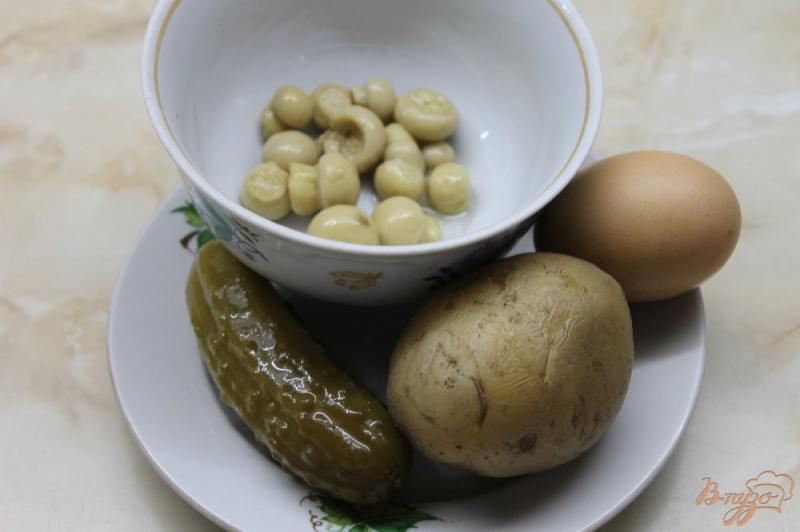 Фото приготовление рецепта: Картофельный салат с маринованными грибами шаг №1