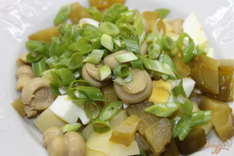 Фото приготовление рецепта: Картофельный салат с маринованными грибами шаг №4