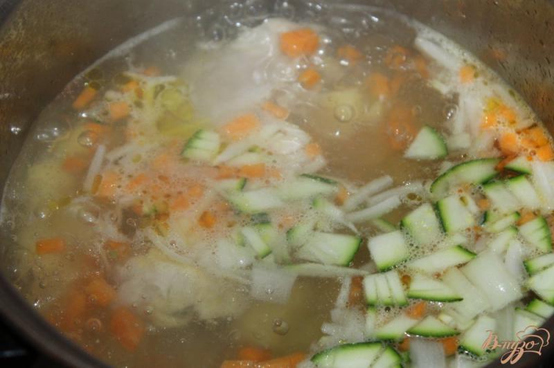 Фото приготовление рецепта: Сливочный куриный суп с летними овощами шаг №4