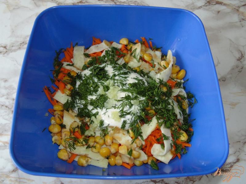 Фото приготовление рецепта: Морковно-помидорный салат с омлетом шаг №5