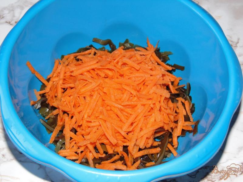 Фото приготовление рецепта: Салат из маринованной морской капусты с морковью и нутом шаг №3