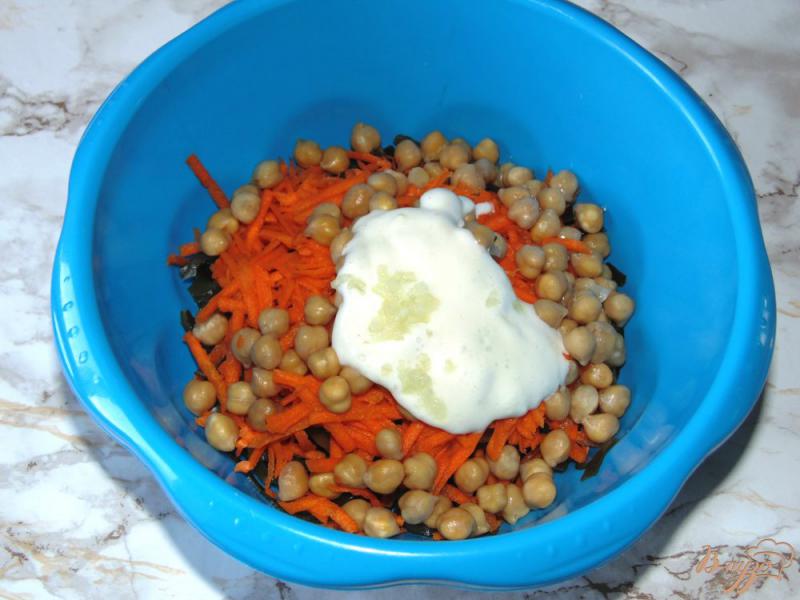 Фото приготовление рецепта: Салат из маринованной морской капусты с морковью и нутом шаг №5