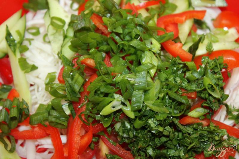 Фото приготовление рецепта: Салат из капусты с черри и перцем шаг №4