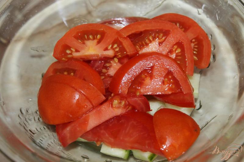 Фото приготовление рецепта: Салат из помидоров и плавленного сыра шаг №2